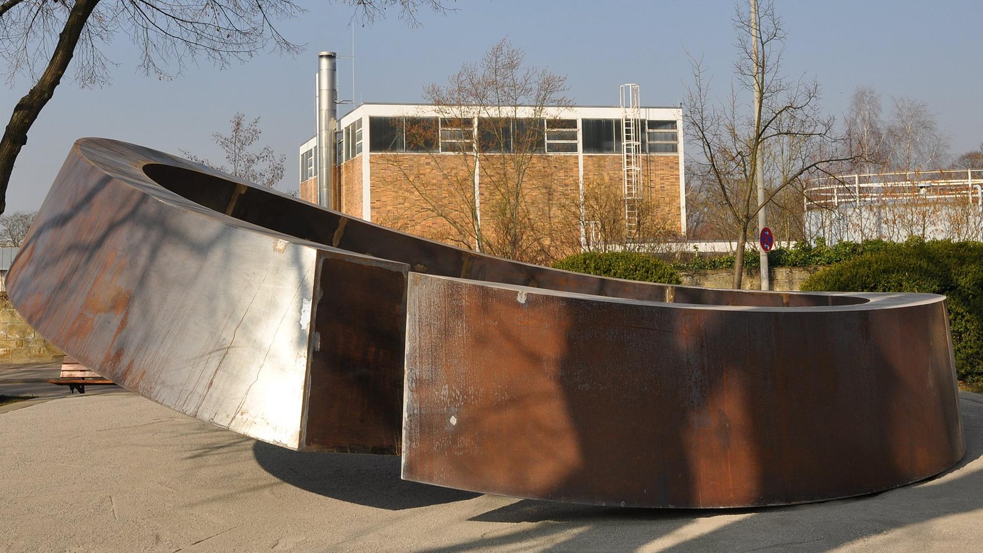 Gedenkstätte in Form einer geschwungenen, ringförmigen Skulptur für die Opfer des Amoklaufs in Winnenden vom 11. März 2009. Gedenkstätte in Form einer geschwungenen, ringförmigen Skulptur für die Opfer des Amoklaufs in Winnenden vom 11. März 2009.