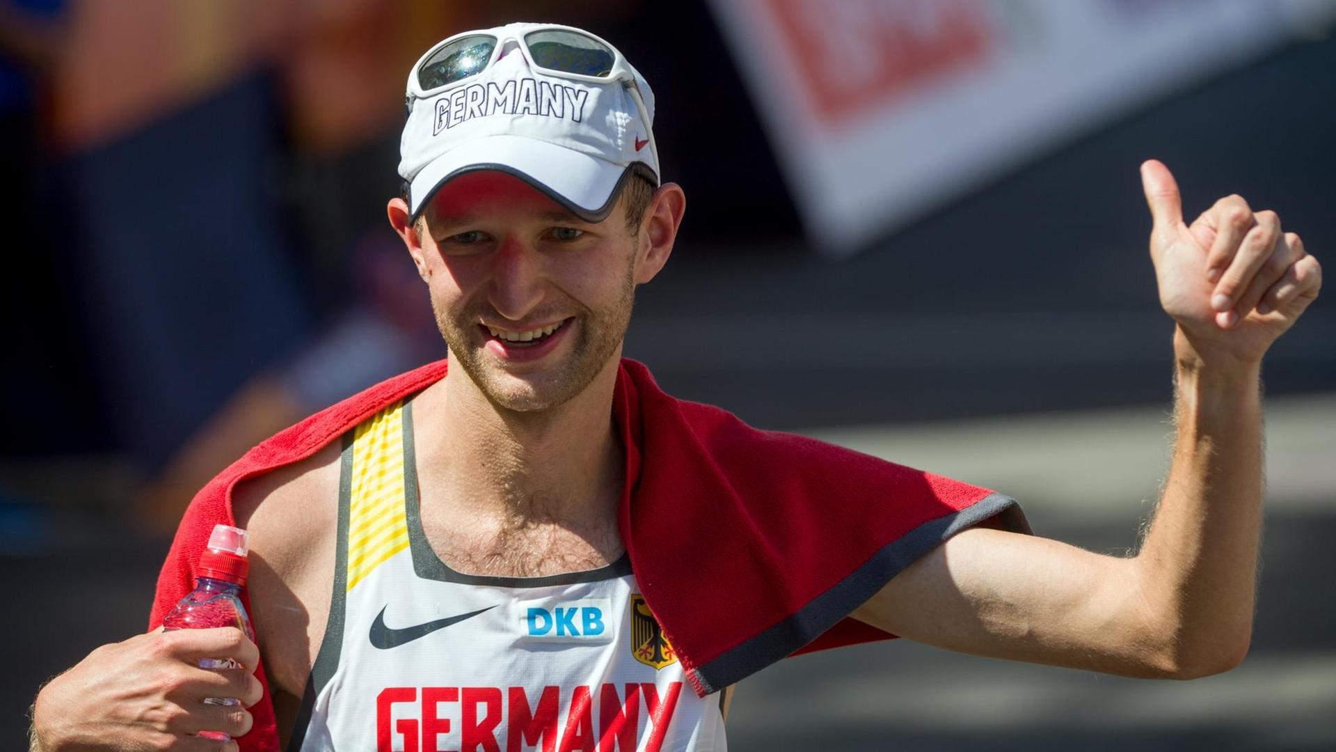 Geher Carl Dohmann aus Deutschland freut sich im Ziel. Geher Carl Dohmann aus Deutschland freut sich im Ziel.