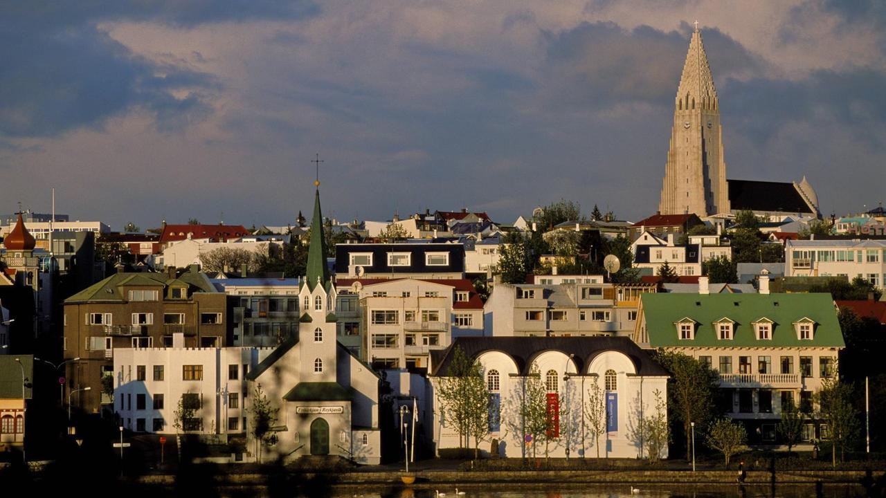 Stadtkulisse im fast Dämmerlicht mit historischen Gebäuden, darunter zwei markante Kirchen. Stadtkulisse im fast Dämmerlicht mit historischen Gebäuden, darunter zwei markante Kirchen.