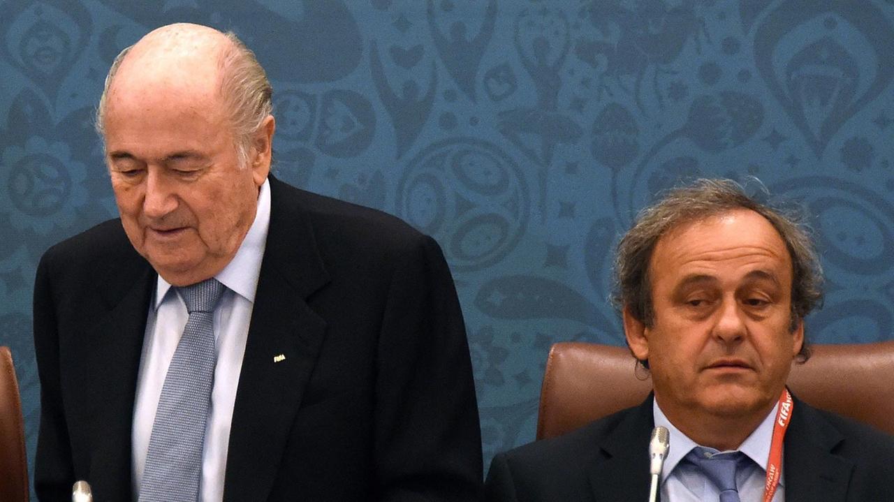 FIFA-Präsident Joseph Blatter (l) setzt sich neben UEFA-Präsident Michel Platini. FIFA-Präsident Joseph Blatter (l) setzt sich neben UEFA-Präsident Michel Platini.