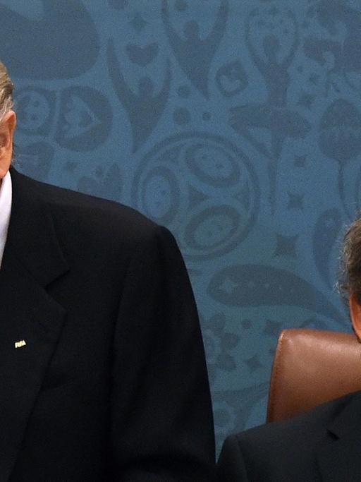 FIFA-Präsident Joseph Blatter (l) setzt sich neben UEFA-Präsident Michel Platini.