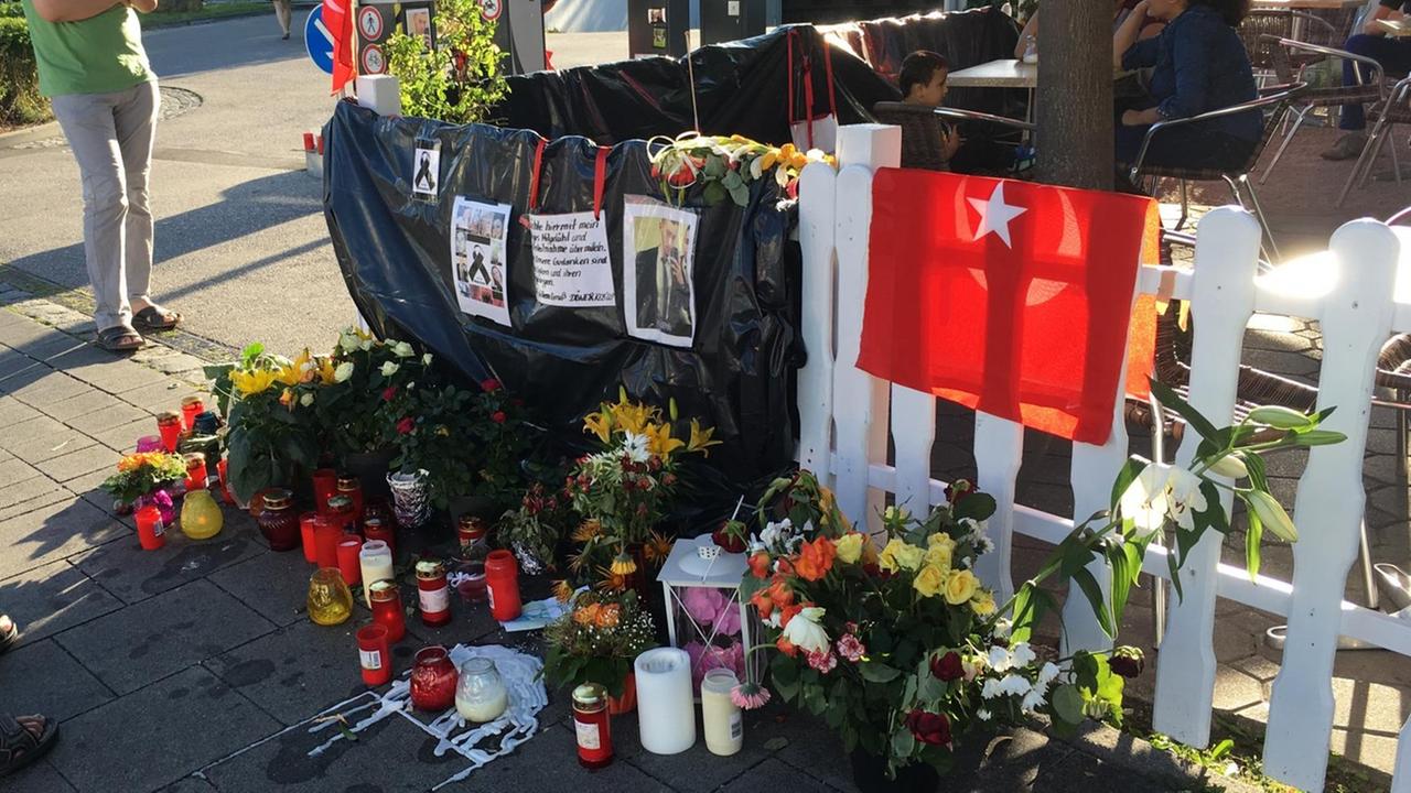 Die Blumensträuße, Kerzen und Trauersprüche nehmen kein Ende. Sie liegen und stehen am U-Bahneingang und am Eingang zum Olympia-Einkaufszentrum in München. Die Blumensträuße, Kerzen und Trauersprüche nehmen kein Ende. Sie liegen und stehen am U-Bahneingang und am Eingang zum Olympia-Einkaufszentrum in München.