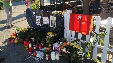 Die Blumensträuße, Kerzen und Trauersprüche nehmen kein Ende. Sie liegen und stehen am U-Bahneingang und am Eingang zum Olympia-Einkaufszentrum in München.