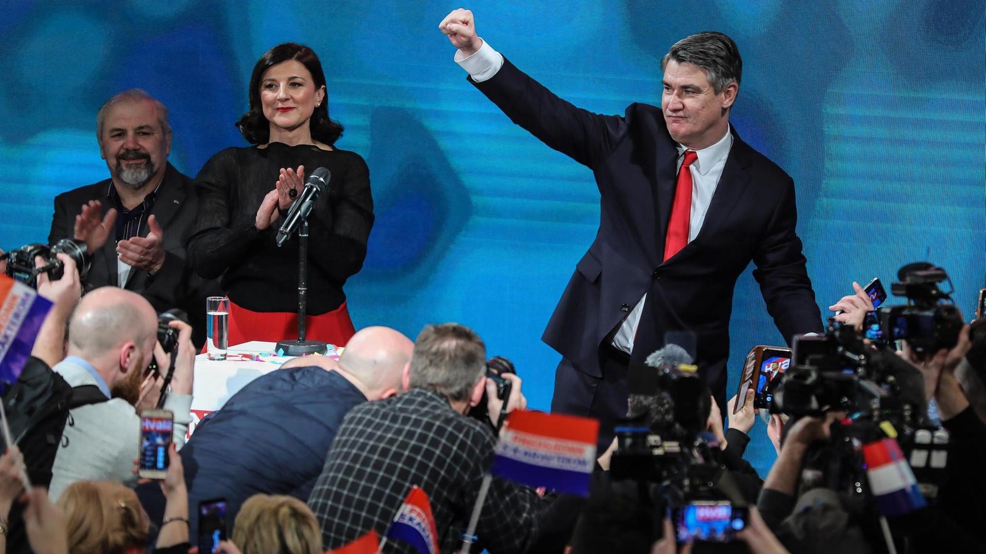 Der künftige Präsident Kroatiens, Zoran Milanovic, am 5. Januar 2020 mit Siegerpose vor seinen jubelnden Anhändern Der künftige Präsident Kroatiens, Zoran Milanovic, am 5. Januar 2020 mit Siegerpose vor seinen jubelnden Anhändern