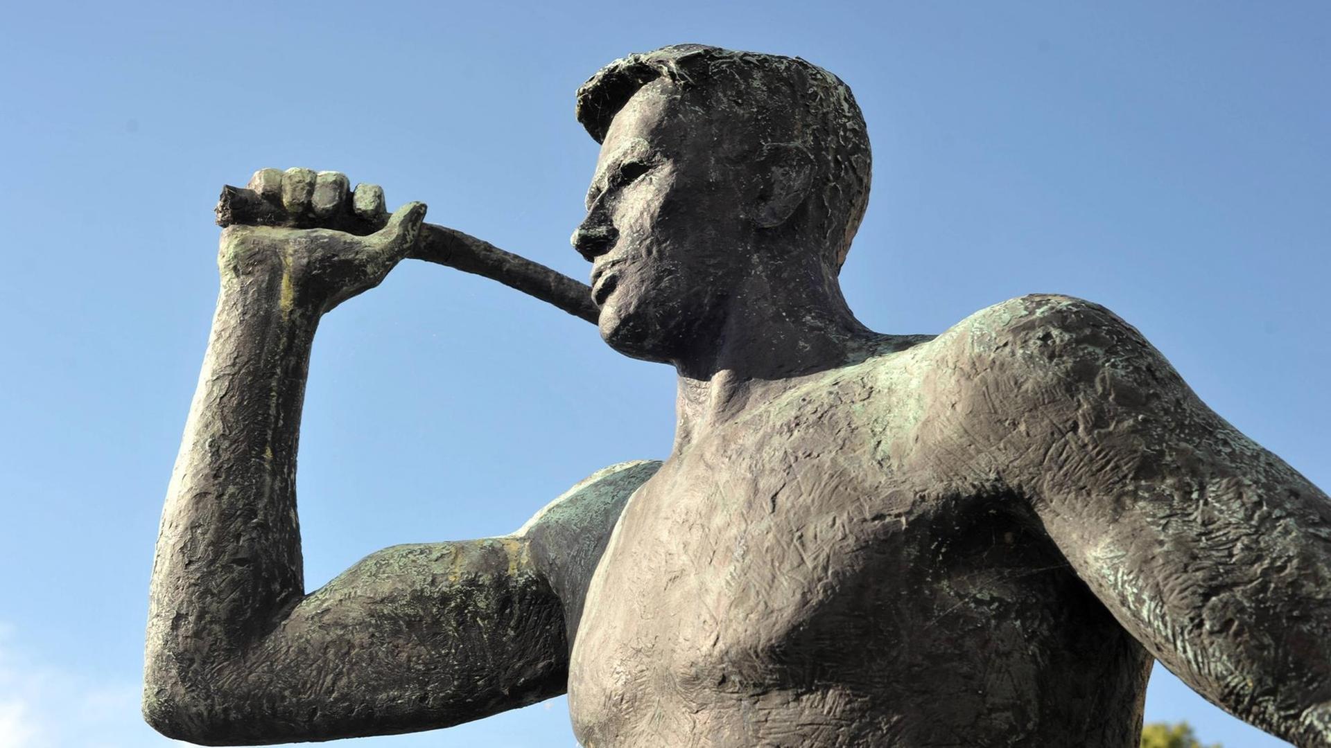Die Skulptur Speerwerfer steht vor dem Gebäude der ehemailigen Deutschen Hochschule für Körperkultur (DHfK) in Leipzig. Dort befinden sich jetzt Räume der sportwissenschaftlichen Fakultät der Universität Leipzig und der Handelshochschule Leipzig. Der vordere Teil des Speeres an der Skulptur ist abgebrochen. Ausschnitt aus der Skulptur Speerwerfer the Sculpture Speerwerfer is before the Building the ehemailigen German College for Corporate culture DHfK in Leipzig there are to Now Spaces the Sports Science Faculty the University Leipzig and the Business School Leipzig the Front Part the to the Sculpture is canceled Part of out the Sculpture Speerwerfer Die Skulptur Speerwerfer steht vor dem Gebäude der ehemailigen Deutschen Hochschule für Körperkultur (DHfK) in Leipzig. Dort befinden sich jetzt Räume der sportwissenschaftlichen Fakultät der Universität Leipzig und der Handelshochschule Leipzig. Der vordere Teil des Speeres an der Skulptur ist abgebrochen. Ausschnitt aus der Skulptur Speerwerfer the Sculpture Speerwerfer is before the Building the ehemailigen German College for Corporate culture DHfK in Leipzig there are to Now Spaces the Sports Science Faculty the University Leipzig and the Business School Leipzig the Front Part the to the Sculpture is canceled Part of out the Sculpture Speerwerfer
