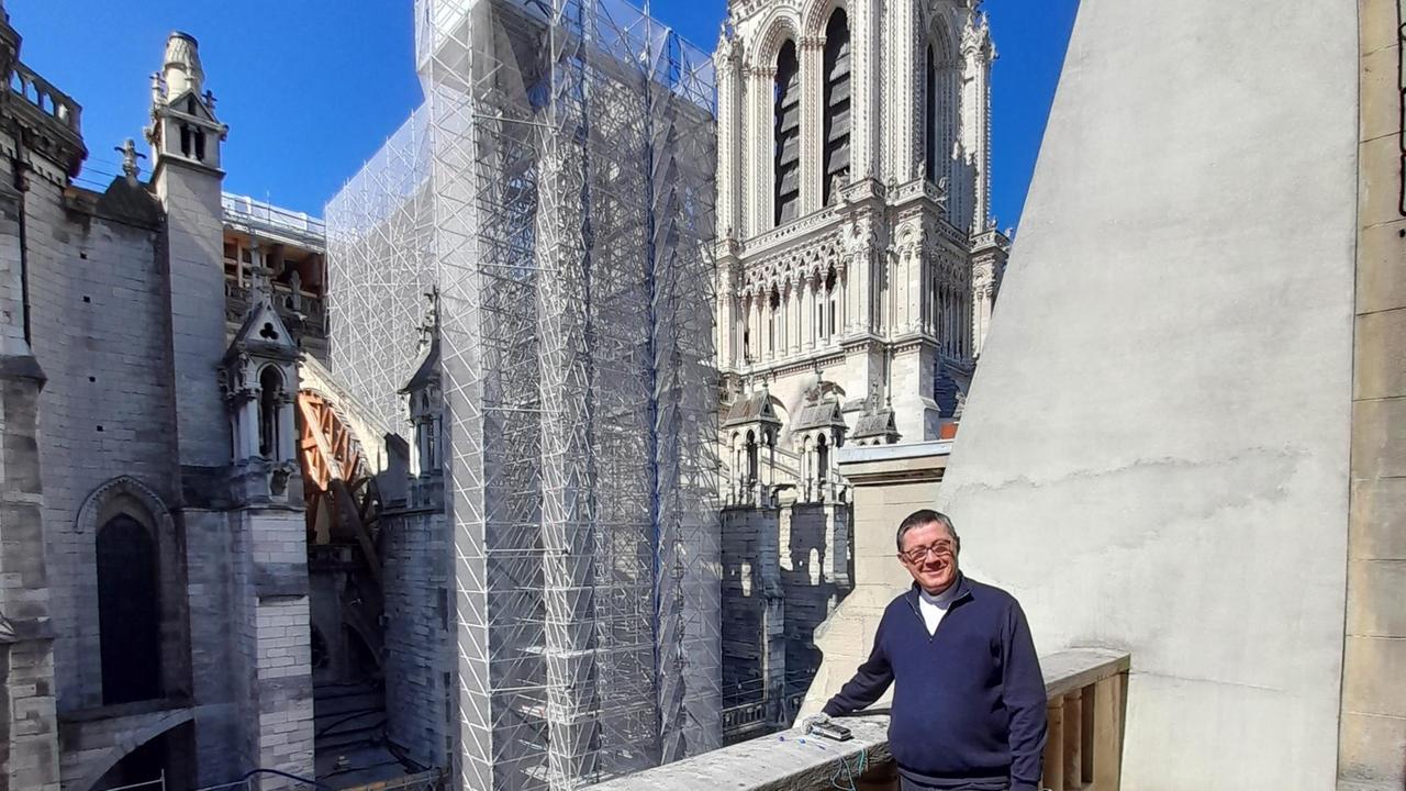 Père Gilles Drouin steht auf dem Balkon des Diözesanhauses, im Hintergrund ist die gegenüberliegende Kathedrale zu sehen Père Gilles Drouin steht auf dem Balkon des Diözesanhauses, im Hintergrund ist die gegenüberliegende Kathedrale zu sehen