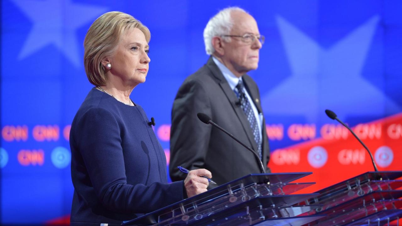 Ein Foto des US-Senders CNN zeigt Hillary Clinton neben Bernie Sanders während einer TV-Debatte der Demokraten im US-Bundesstaat Michigan. Ein Foto des US-Senders CNN zeigt Hillary Clinton neben Bernie Sanders während einer TV-Debatte der Demokraten im US-Bundesstaat Michigan.