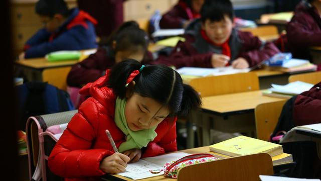 Chinesische Schüler in einem Klassenraum in Shangahai