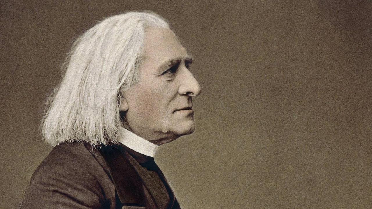 Nachkolorierte Fotografie des älteren Komponisten mit weißem, schulterlangem Haar. Nachkolorierte Fotografie des älteren Komponisten mit weißem, schulterlangem Haar.