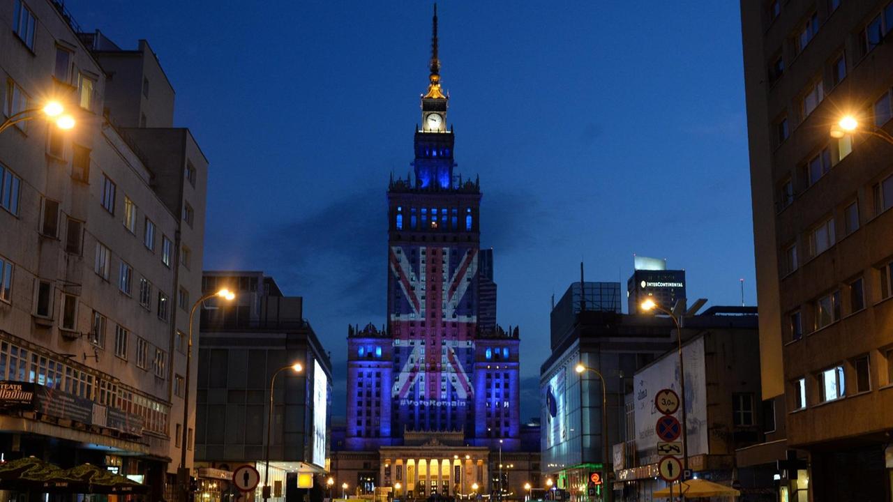 Die britische Flagge wird am Tag vor der Brexit-Abstimmung am 23. 2016 an der Fassade des Palastes für Kultur und Wissenschaft in Warschau (Polen) angezeigt. Die britische Flagge wird am Tag vor der Brexit-Abstimmung am 23. 2016 an der Fassade des Palastes für Kultur und Wissenschaft in Warschau (Polen) angezeigt.