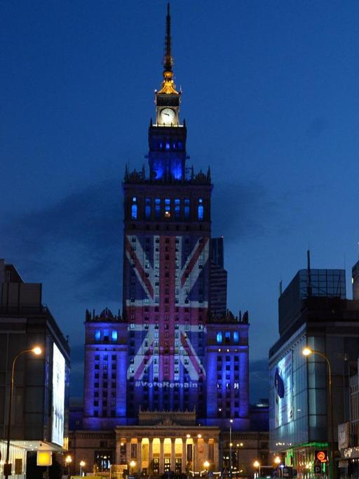 Die britische Flagge wird am Tag vor der Brexit-Abstimmung am 23. 2016 an der Fassade des Palastes für Kultur und Wissenschaft in Warschau (Polen) angezeigt.