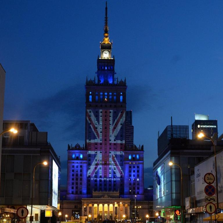 Die britische Flagge wird am Tag vor der Brexit-Abstimmung am 23. 2016 an der Fassade des Palastes für Kultur und Wissenschaft in Warschau (Polen) angezeigt