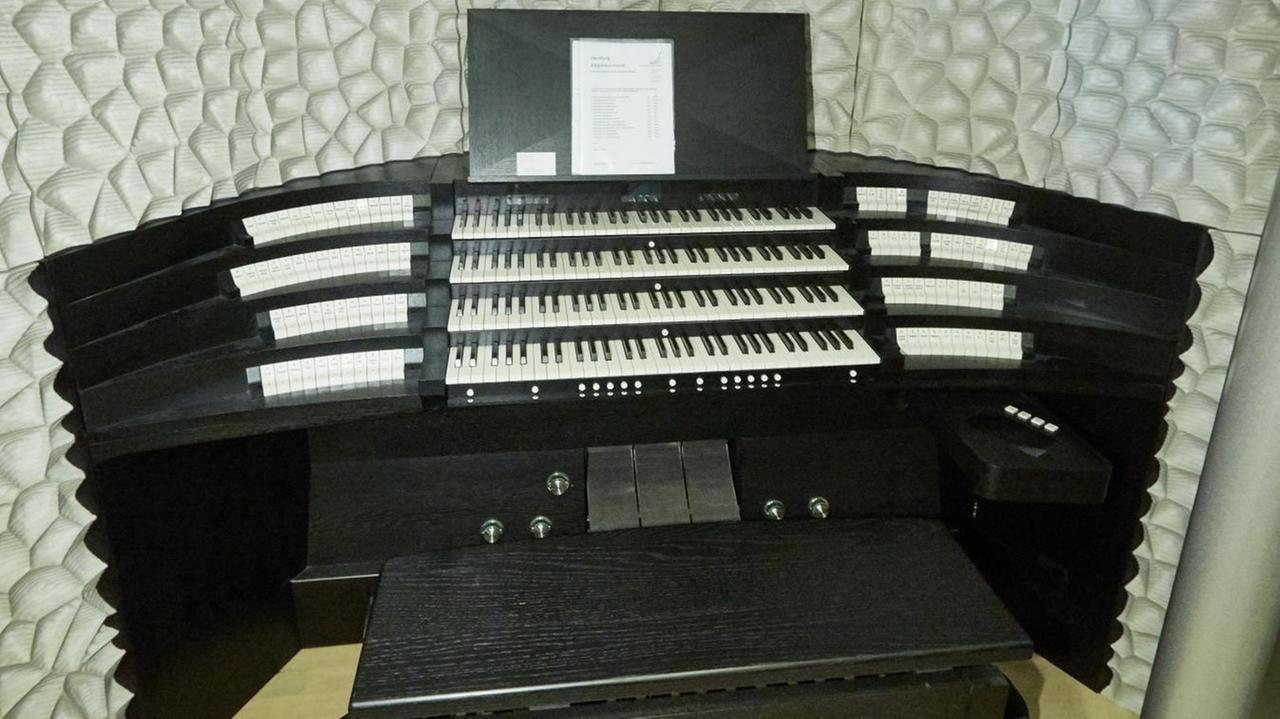 Der fixe Orgelspieltisch, aufgenommen am 16.09.2016 im Großen Saal der Elbphilharmonie in Hamburg.