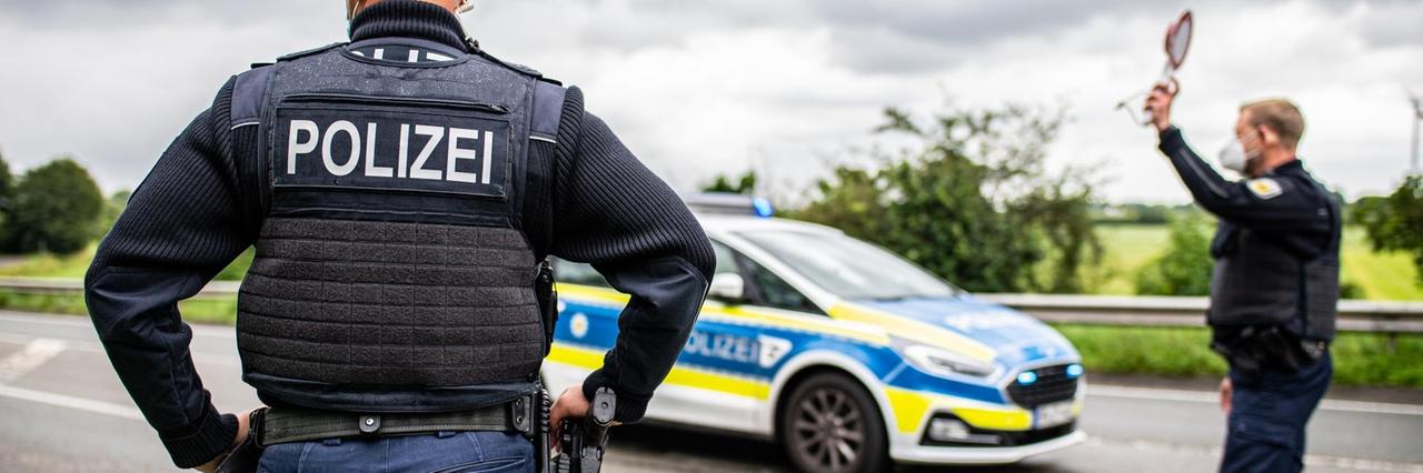Einreisekontrolle der Bundespolizei an der deutsch-niederländischen Grenze. Einreisekontrolle der Bundespolizei an der deutsch-niederländischen Grenze.