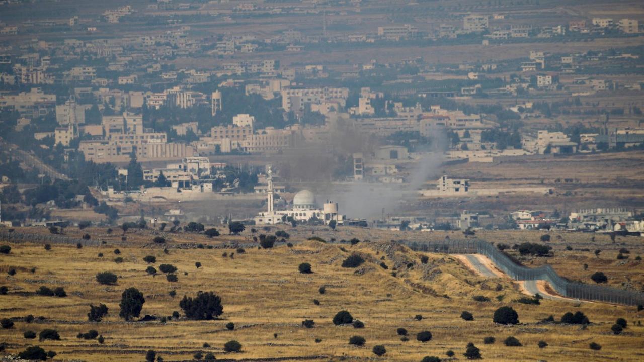 Blick von den von Israel besetzten Golanhöhen auf die syrische Seite der Grenze, wo nach einem Luftangriff Rauch aufsteigt Blick von den von Israel besetzten Golanhöhen auf die syrische Seite der Grenze, wo nach einem Luftangriff Rauch aufsteigt