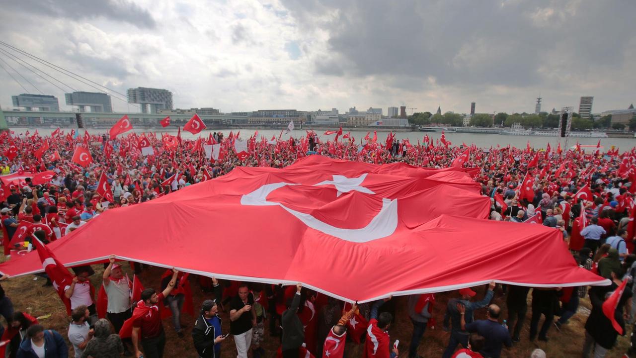 Anhänger des türkischen Staatspräsidenten Erdogan schwenken am 31.07.2016 in Köln (Nordrhein-Westfalen) türkische Fahnen. Mehrere Tausend Deutschtürken sind zu einer Pro-Erdogan-Demonstration in Köln zusammengekommen. Anhänger des türkischen Staatspräsidenten Erdogan schwenken am 31.07.2016 in Köln (Nordrhein-Westfalen) türkische Fahnen. Mehrere Tausend Deutschtürken sind zu einer Pro-Erdogan-Demonstration in Köln zusammengekommen.