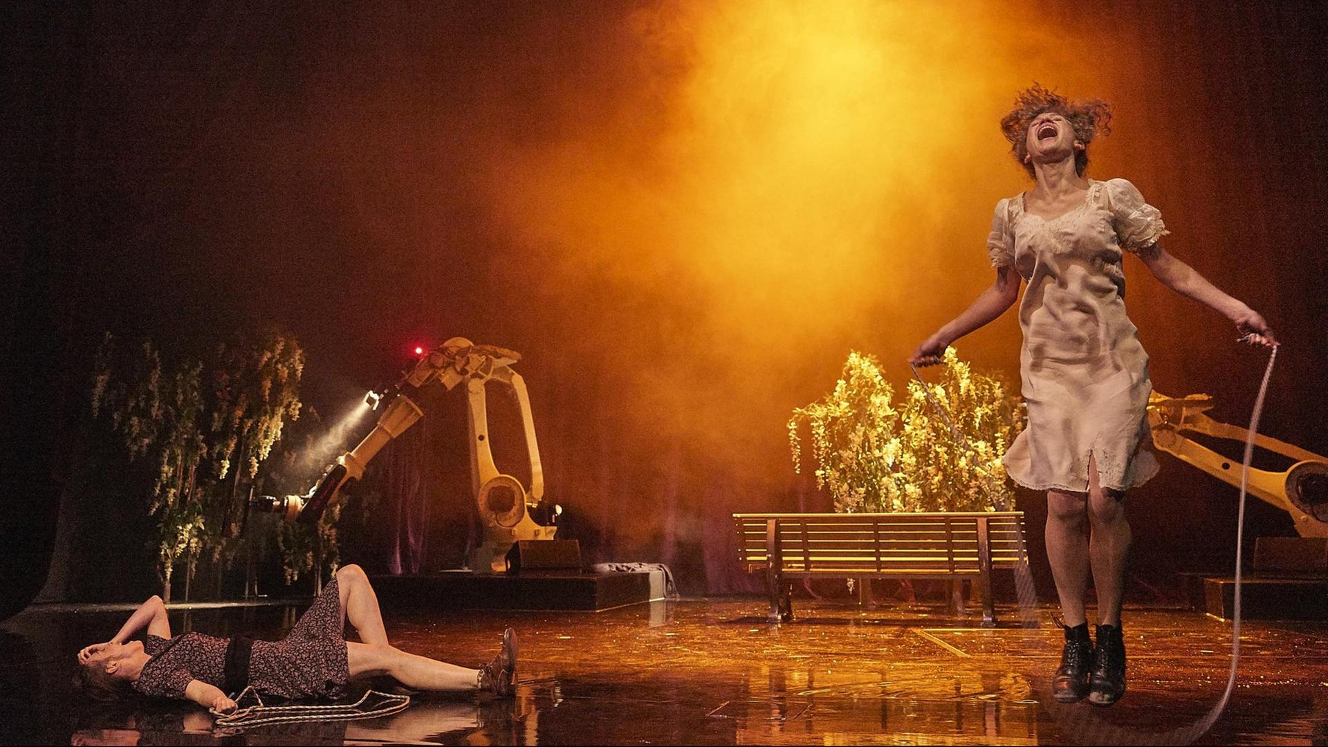 Eine Szene aus Liliom mit Maja Schöne (Julie) und Yohanna Schwertfeger (Marie). Eine Szene aus Liliom mit Maja Schöne (Julie) und Yohanna Schwertfeger (Marie).