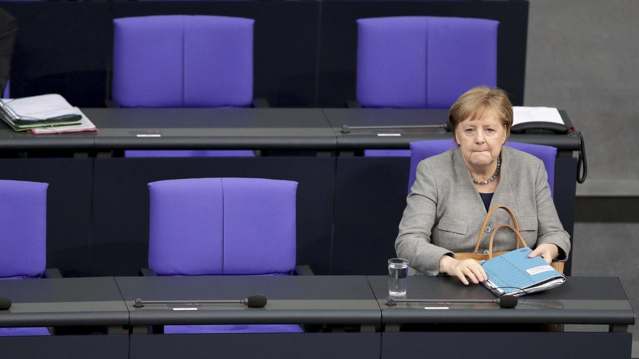 Bundeskanzlerin Angela Merkel (CDU) sitzt im Bundestag auf der Regierungsbank.