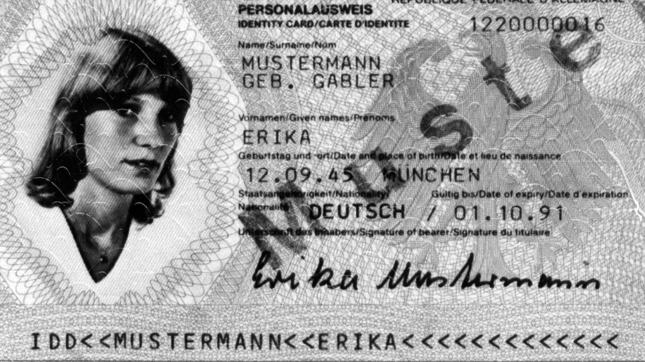 Die neueste Version des maschinenlesbaren und angeblich fälschungssicheren Personalausweises, der ab 1. Januar 1986 erstmals ausgegeben werden soll, wird im Dezember 1984 vom Bundesinnenministerium in Bonn vorgestellt. Ob dies die entgültige Form des umstrittenen Ausweises sein wird, muß noch vom Bundestag entschieden werden. Die neueste Version des maschinenlesbaren und angeblich fälschungssicheren Personalausweises, der ab 1. Januar 1986 erstmals ausgegeben werden soll, wird im Dezember 1984 vom Bundesinnenministerium in Bonn vorgestellt. Ob dies die entgültige Form des umstrittenen Ausweises sein wird, muß noch vom Bundestag entschieden werden.
