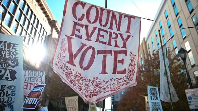 Trump- und Biden-Anhänger demonstrieren in Philadelphia, USA, und halten Banner hoch mit dem Wortlaut: Count every vote