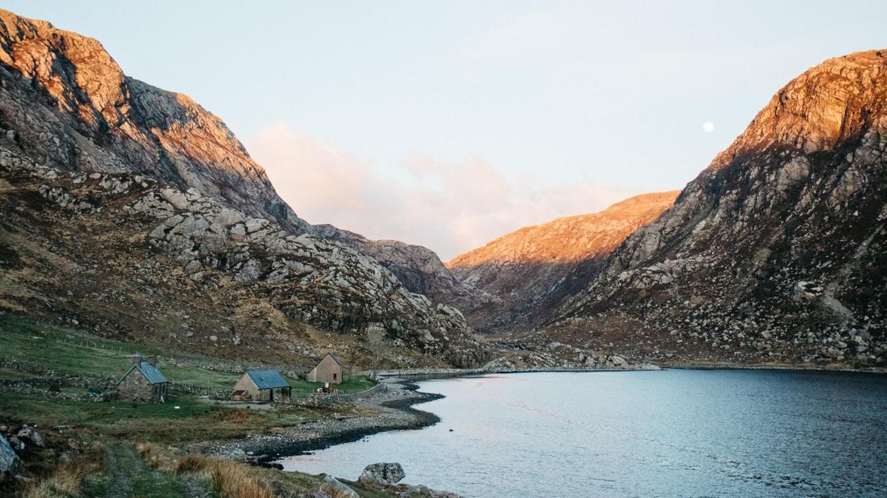Landschaft mit Bergen und See bei Bothy Glendhu in den schottischen Highlands Landschaft mit Bergen und See bei Bothy Glendhu in den schottischen Highlands