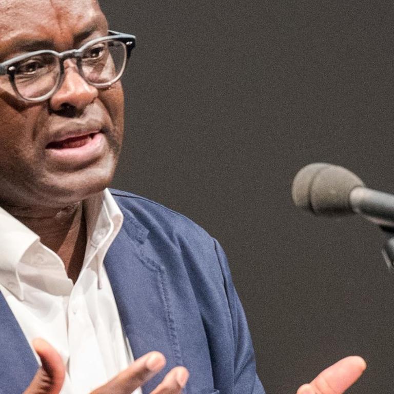 Der kamerunische Historiker und Philosoph Achille Mbembe im Mai 2017 im Hamburger Thalia Theater.