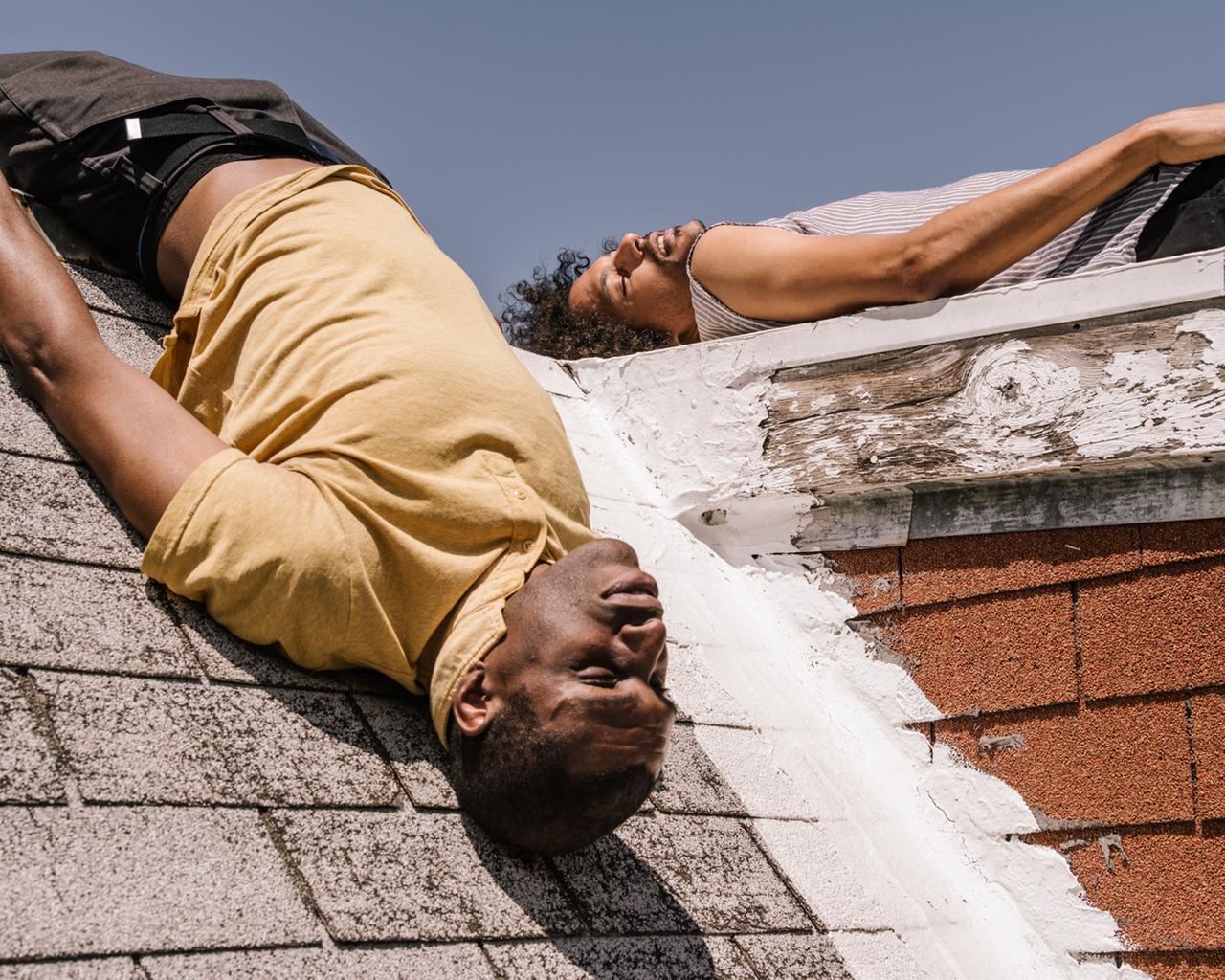 Die beiden Künstler Zachary James Watkins und Marshall Trammell von "Black Spirituals" liegen mit dem Rücken auf Dachschrägen