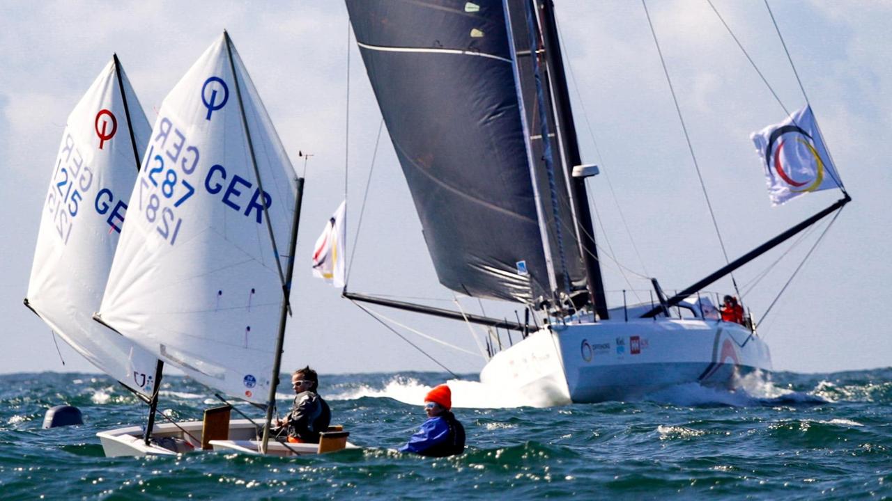 Die IMOCA-Yacht "Einstein" vor Helgoland, wo zeitgleich der Störtebeker Opti-Cup, die einzige Hochseeregatta für Optimisten, ausgetragen wurde. Die IMOCA-Yacht "Einstein" vor Helgoland, wo zeitgleich der Störtebeker Opti-Cup, die einzige Hochseeregatta für Optimisten, ausgetragen wurde.