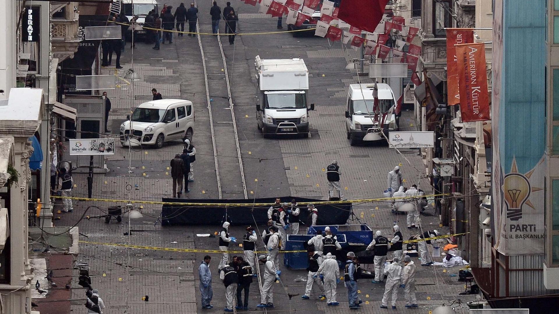 Die Einkaufsstraße Istiklal in Istanbul ist nach einem Selbstmordanschlag abgesperrt. Die Einkaufsstraße Istiklal in Istanbul ist nach einem Selbstmordanschlag abgesperrt.