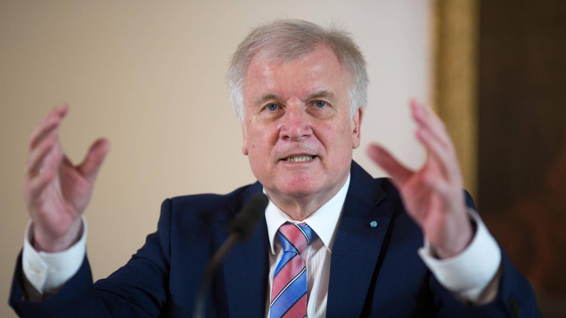 Horst Seehofer, Ministerpräsident von Bayern, antwortet auf Fragen aus dem Auditorium. Er gestikuliert und hebt beide Hände. Horst Seehofer, Ministerpräsident von Bayern, antwortet auf Fragen aus dem Auditorium. Er gestikuliert und hebt beide Hände.