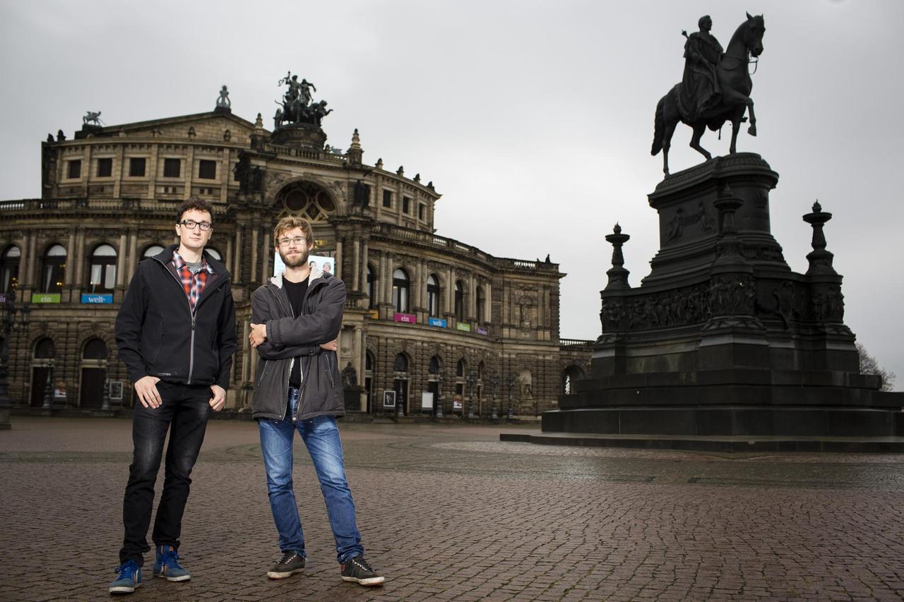 Johannes Filous (l.) und Alexej Hock haben das Projekt "Straßengezwitscher" in Dresdnen auf Twitter initiiert.
