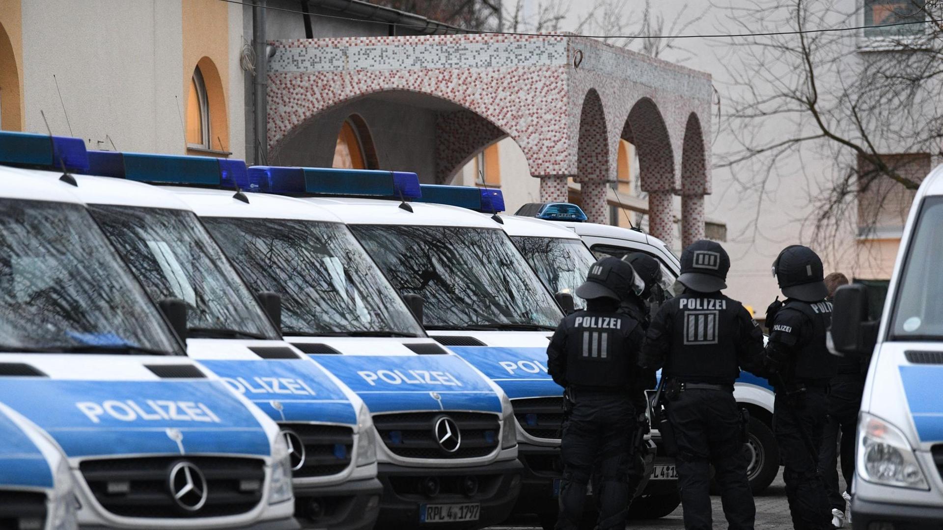 Polizisten stehen auf dem Gelände der Bilal Moschee in Frankfurt am Main an ihren Fahrzeugen. Die Polizei hat landesweit 54 Objekte durchsucht.