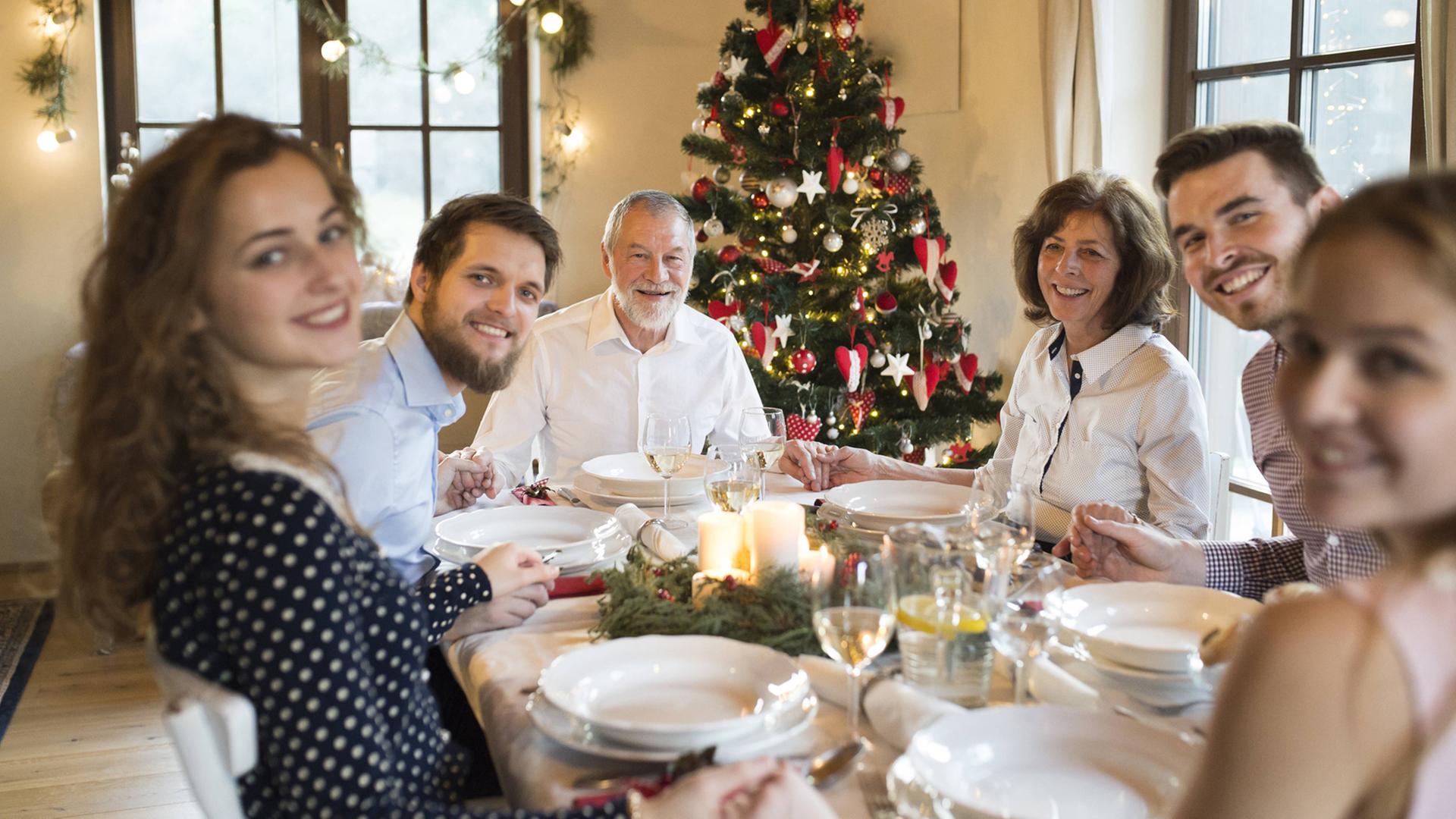 Familie beim Weihnachtsessen Familie beim Weihnachtsessen