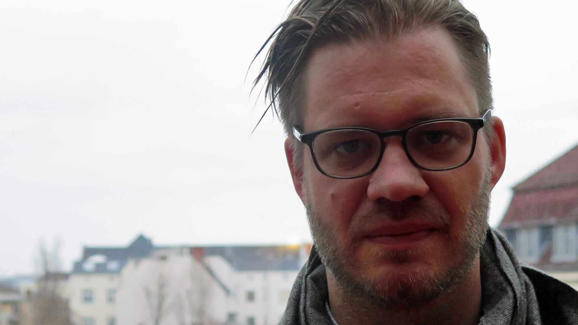 Peter Thiessen, Sänger der Band Kante bei Deutschlandradio Kultur. Peter Thiessen, Sänger der Band Kante bei Deutschlandradio Kultur.