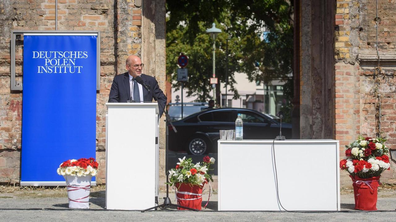 Dieter Bingen (Direktor des Deutschen Polen-Instituts) während der Gedenkveranstaltung Gedenken aus Anlass des 80. Jahrestags des deutschen Überfalls auf Polen und des Beginns des Zweiten Weltkriegs auf der Rückseite des Anhalter Bahnhofs in Berlin zu sehen. Dieter Bingen (Direktor des Deutschen Polen-Instituts) während der Gedenkveranstaltung Gedenken aus Anlass des 80. Jahrestags des deutschen Überfalls auf Polen und des Beginns des Zweiten Weltkriegs auf der Rückseite des Anhalter Bahnhofs in Berlin zu sehen.