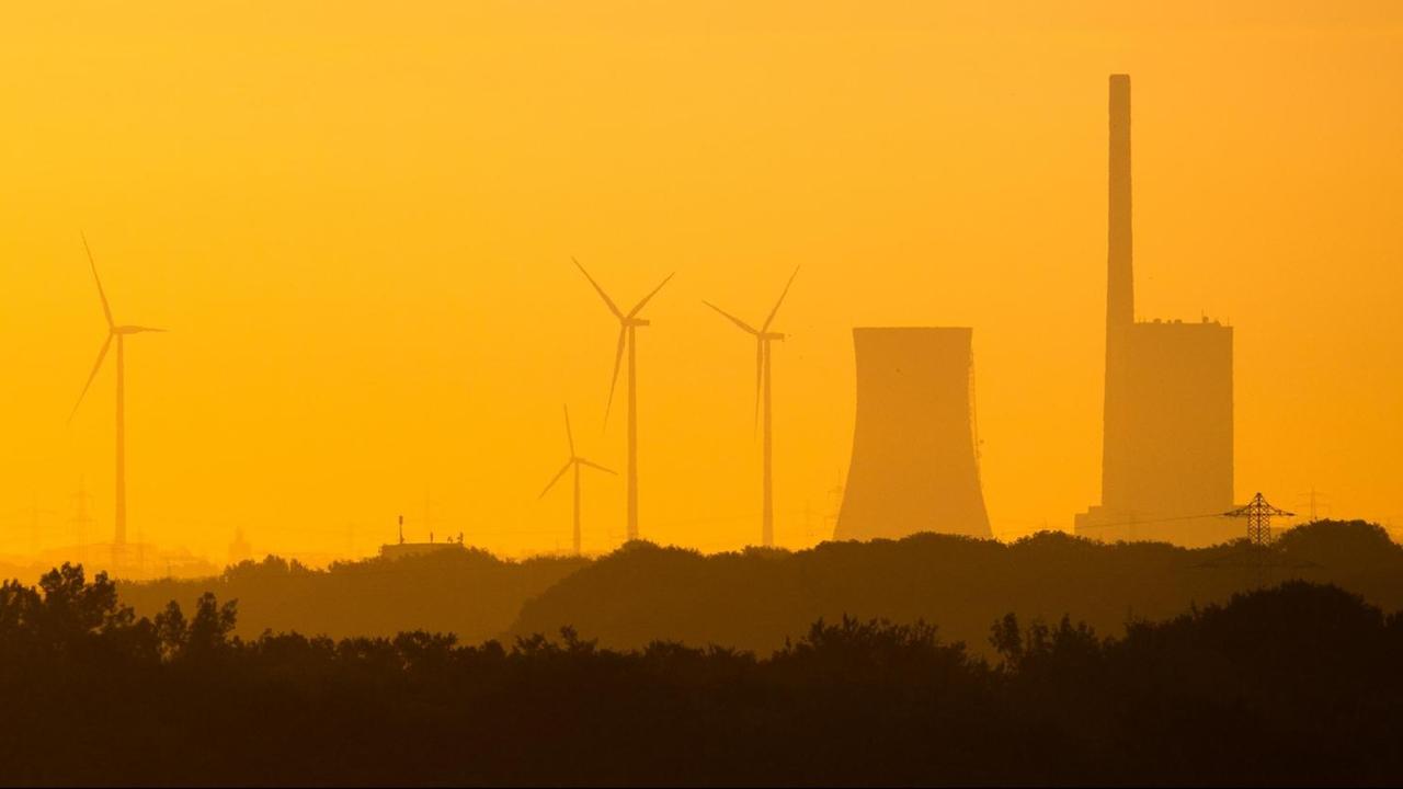 Die aufgehende Sonne taucht das Kohlekraftwerk Mehrum im Landkreis Peine am frühen Morgen in warmes Licht. Die aufgehende Sonne taucht das Kohlekraftwerk Mehrum im Landkreis Peine am frühen Morgen in warmes Licht.