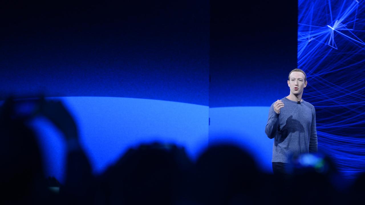 USA, San Jose: Der Vorstandsvorsitzende von Facebook, Mark Zuckerberg, spricht auf der Entwicklerkonferenz F8 im McEnery Convention Center. 