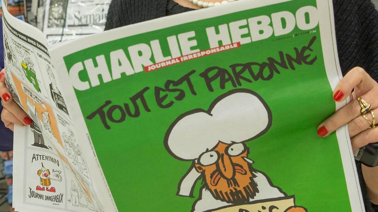 Die erste Ausgabe von "Charlie Hebdo" nach dem Anschlag zeigt eine Karikatur Mohammeds auf dem Titel Die erste Ausgabe von "Charlie Hebdo" nach dem Anschlag zeigt eine Karikatur Mohammeds auf dem Titel