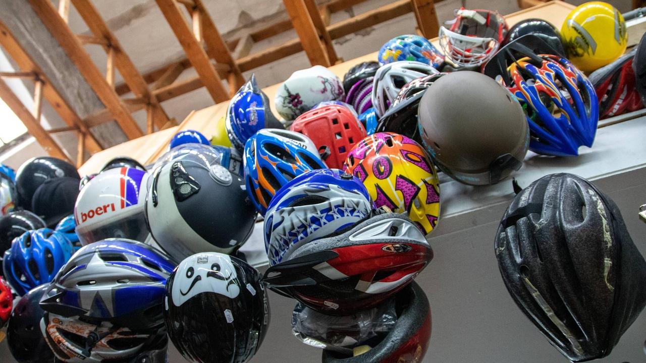 Sammlung von bunten Fahrradhelmen Sammlung von bunten Fahrradhelmen