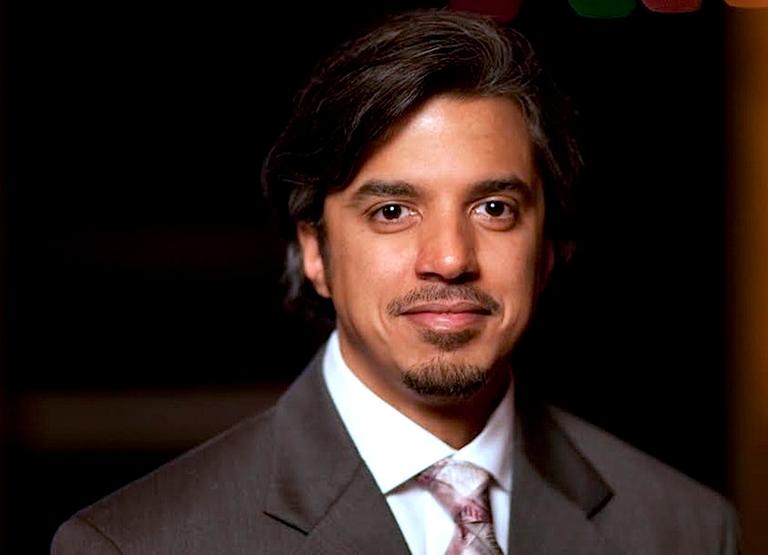 Porträt von Emran El-Badawi vor schwarzem Hintergrund. Porträt von Emran El-Badawi vor schwarzem Hintergrund.