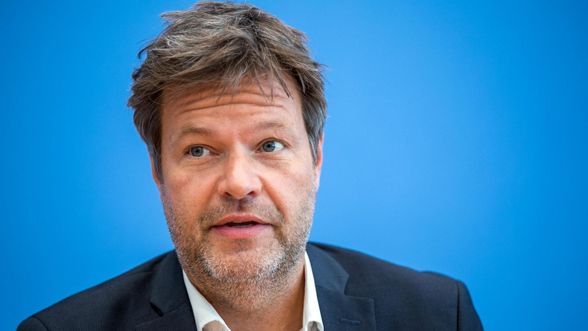 Robert Habeck, Bundesvorsitzender Bündnis 90 / Die Grünen, beantwortet auf dem Podium der Bundespressekonferenz Fragen zu den Ergebnissen der Landtagswahlen in Bayern. Robert Habeck, Bundesvorsitzender Bündnis 90 / Die Grünen, beantwortet auf dem Podium der Bundespressekonferenz Fragen zu den Ergebnissen der Landtagswahlen in Bayern.