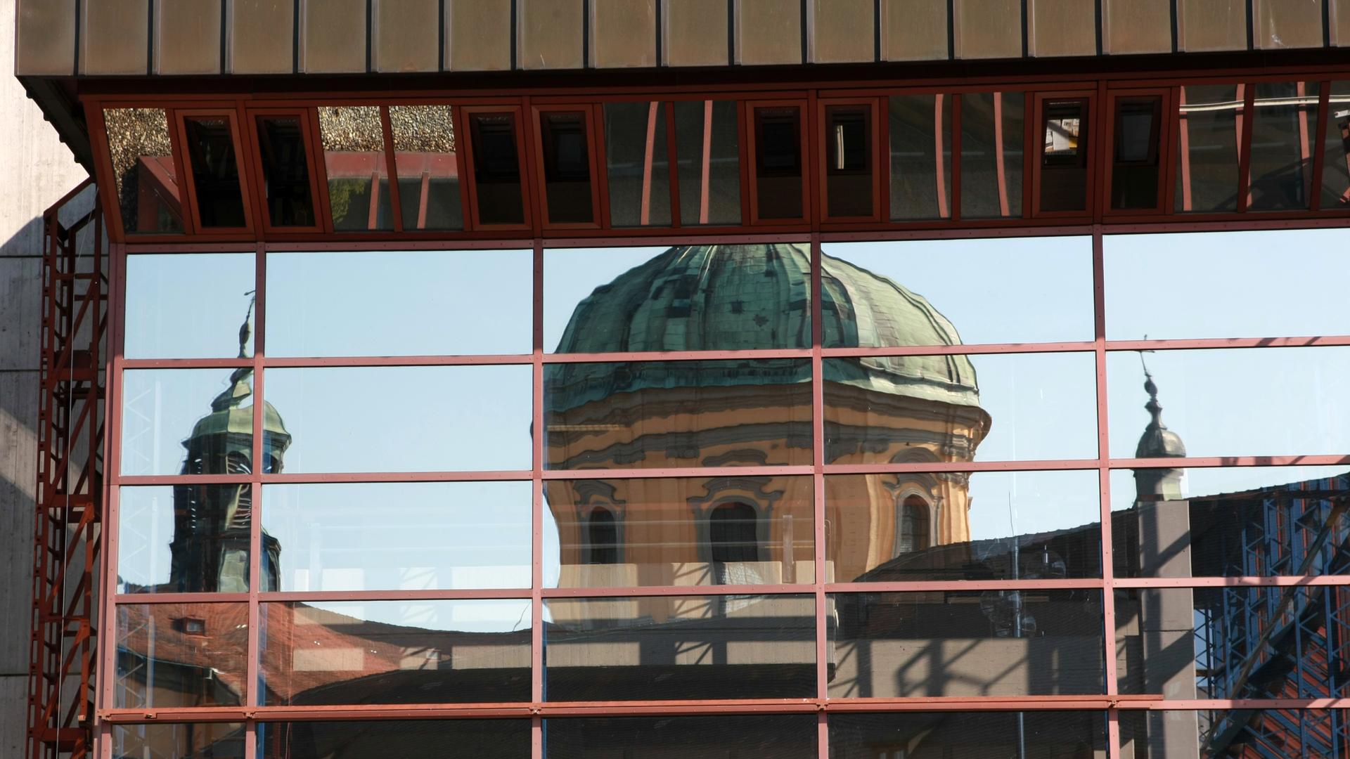 Die Basilika von Weingarten spiegelt sich in den Fenstern des Eingangsberiches der Pädagogischen Hochschule (PH) in Weingarten (Kreis Ravensburg). Die Basilika von Weingarten spiegelt sich in den Fenstern des Eingangsberiches der Pädagogischen Hochschule (PH) in Weingarten (Kreis Ravensburg).