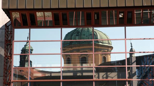 Die Basilika von Weingarten spiegelt sich in den Fenstern des Eingangsberiches der Pädagogischen Hochschule (PH) in Weingarten (Kreis Ravensburg).