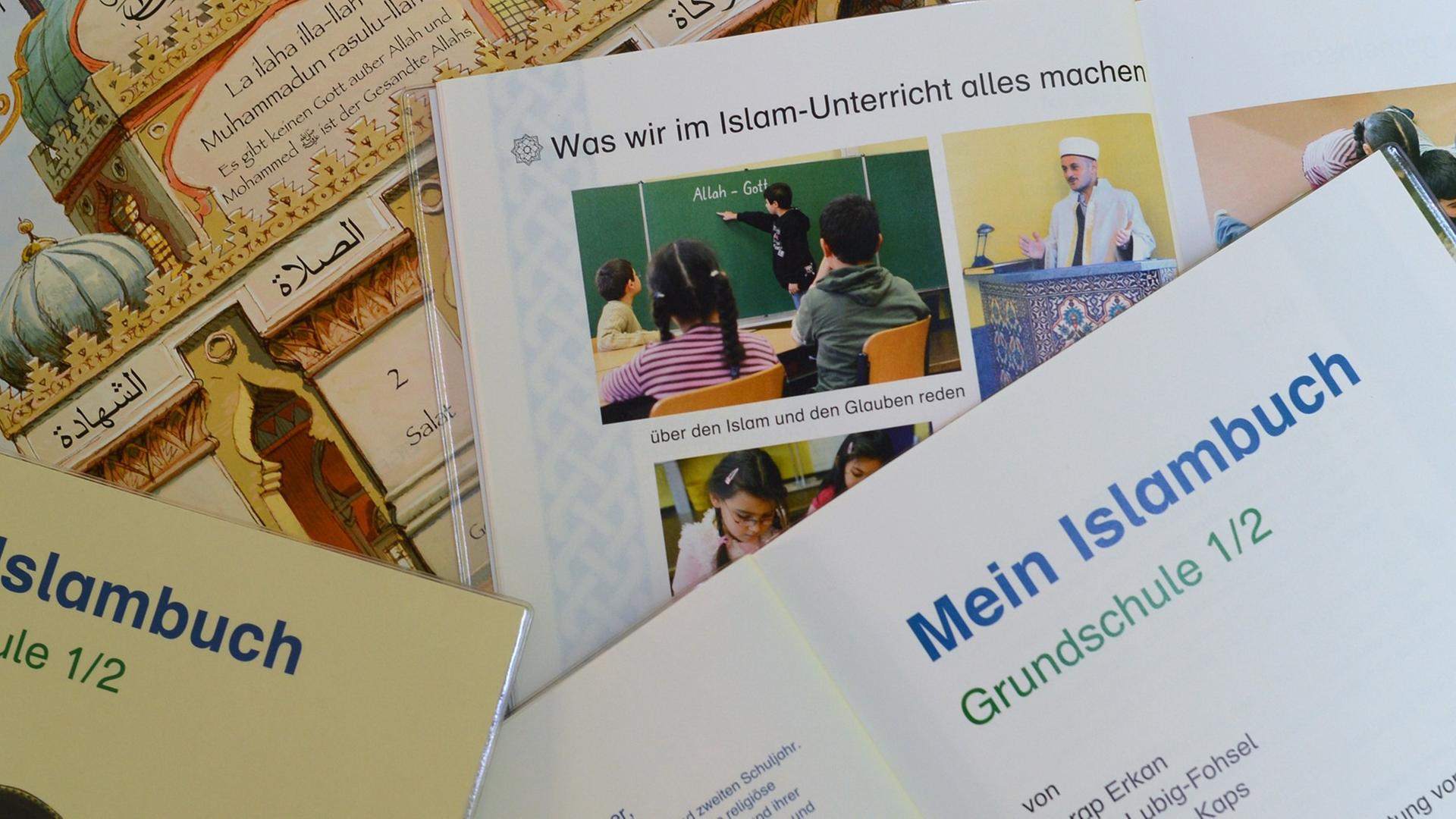 Mehrere Ausgaben des Schulbuches "Mein Islambuch" liegen an der Henri-Dunant-Schule in Frankfurt (Hessen) auf einem Tisch. Mehrere Ausgaben des Schulbuches "Mein Islambuch" liegen an der Henri-Dunant-Schule in Frankfurt (Hessen) auf einem Tisch.