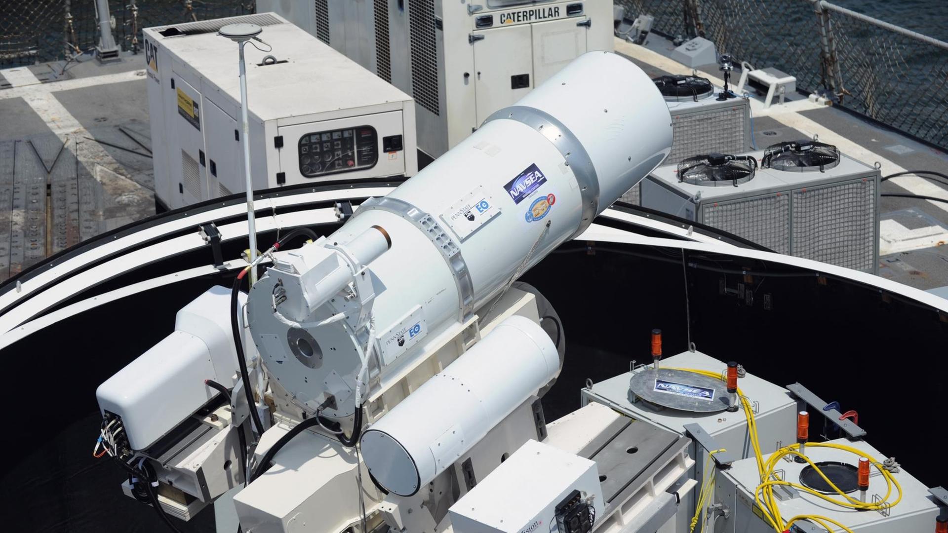 Eine Laserkanone wurde 2013 zu Testzwecken auf dem Lenkwaffen-Zerstörer "USS Dewey" installiert. Eine Laserkanone wurde 2013 zu Testzwecken auf dem Lenkwaffen-Zerstörer "USS Dewey" installiert.