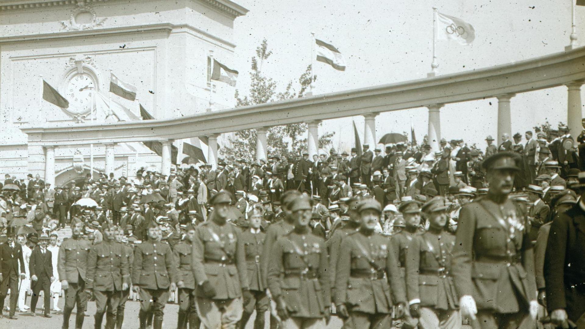 Sportler in Uniform bei der Eröffnung der Olympischen Spiele in Antwerpen 1920.