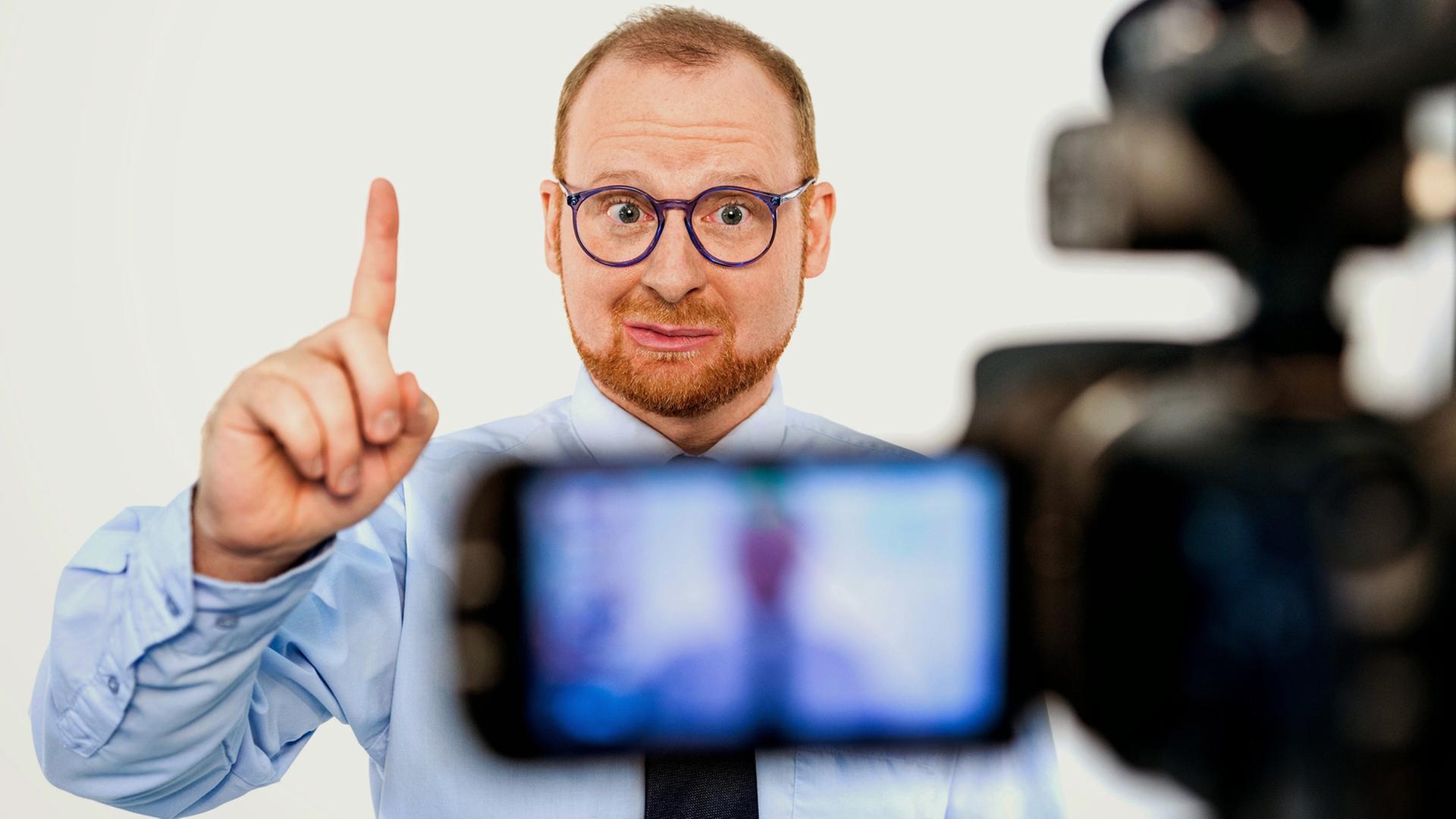 Der YouTuber Borja Schwember alias Dr. Allwissend beantwortet Fragen, die YouTube-Nutzer bewegen. Der YouTuber Borja Schwember alias Dr. Allwissend beantwortet Fragen, die YouTube-Nutzer bewegen.