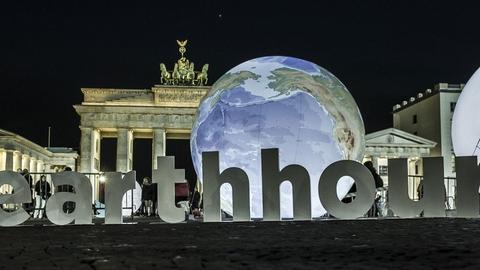 Eine Weltkugel liegt am 28.03.2015 in Berlin vor dem Brandenburger Tor. Anlässlich der internationale Aktion "Earth Hour" des WWF wurde das Licht um 20.30 Uhr für eine Stunde abgeschaltet. Ziel der symbolischen Aktion ist es nach Aussage des Veranstalters, ein gemeinsames Zeichen für den Umwelt- und Klimaschutz zu setzen.