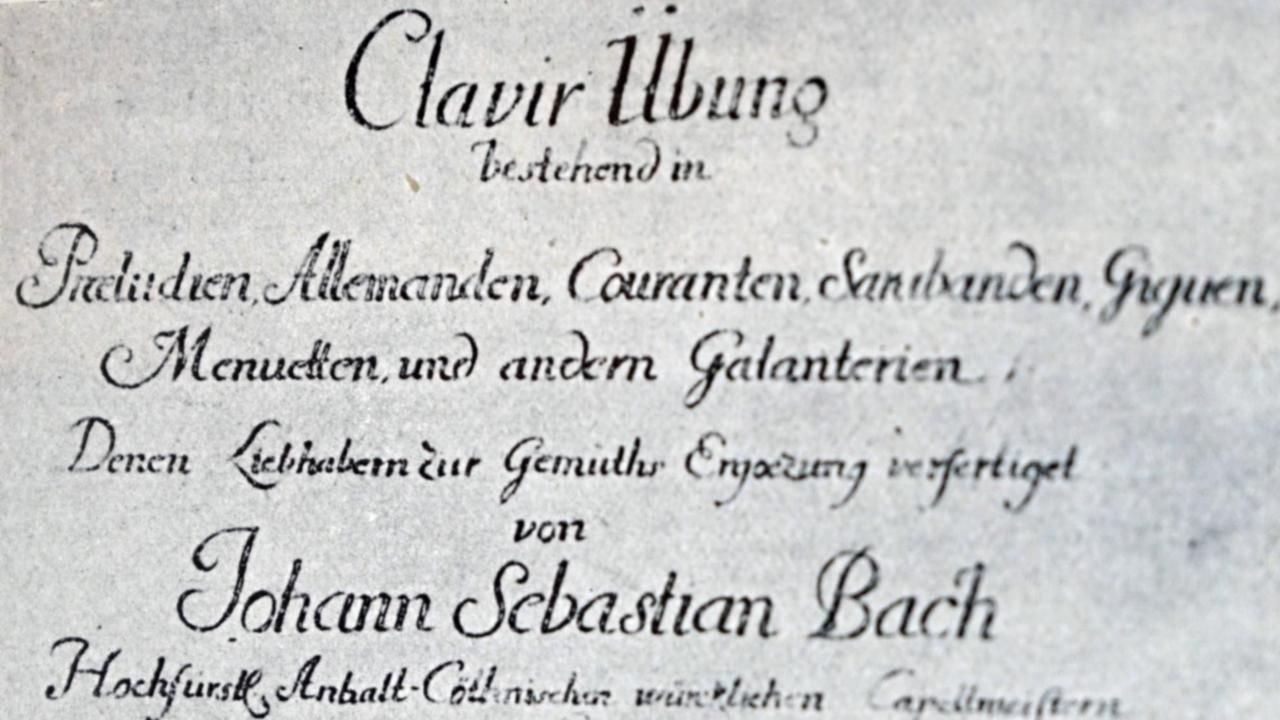 Deckblatt der Bachschen Veröffentlichung mit unregelmäßig geschwungenen Lettern. Deckblatt der Bachschen Veröffentlichung mit unregelmäßig geschwungenen Lettern.