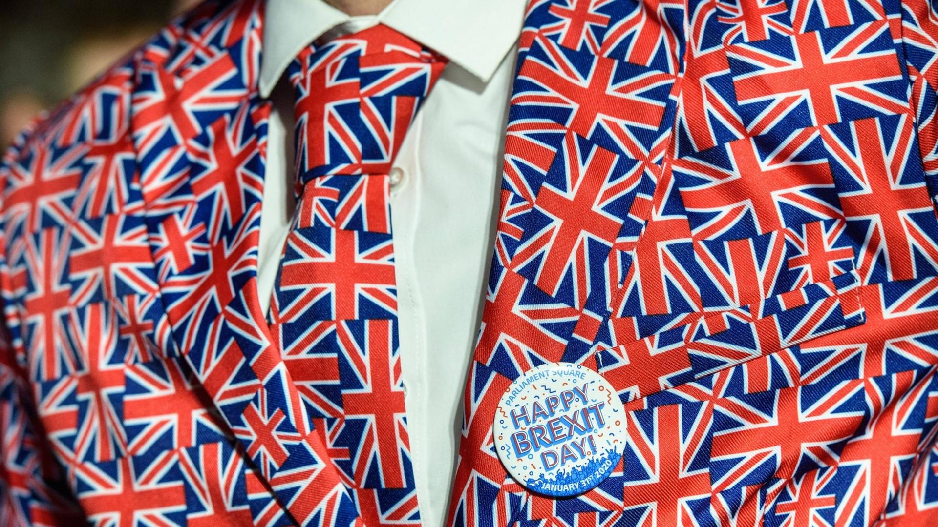 Ein englischer 'Pro-Brexit' Demonstrant mit einem 'Happy Brexit Day' Button am Anzug in Nationalfarben vor dem Parliament Square in London, 31. Januar, 2020. Ein englischer 'Pro-Brexit' Demonstrant mit einem 'Happy Brexit Day' Button am Anzug in Nationalfarben vor dem Parliament Square in London, 31. Januar, 2020.